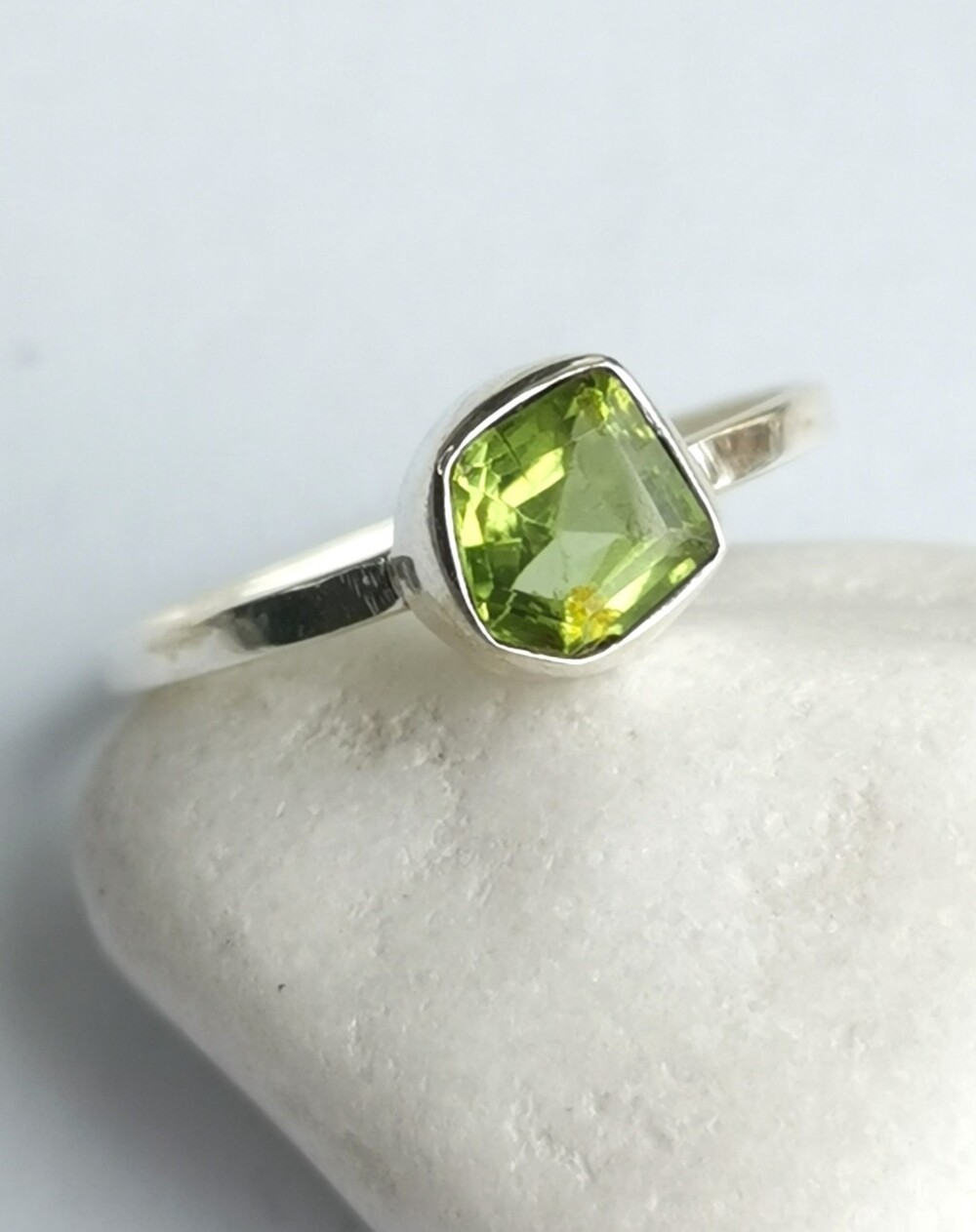 Small Freeform Peridot Gemstone Ring Sterling Silver Size 7 🆕